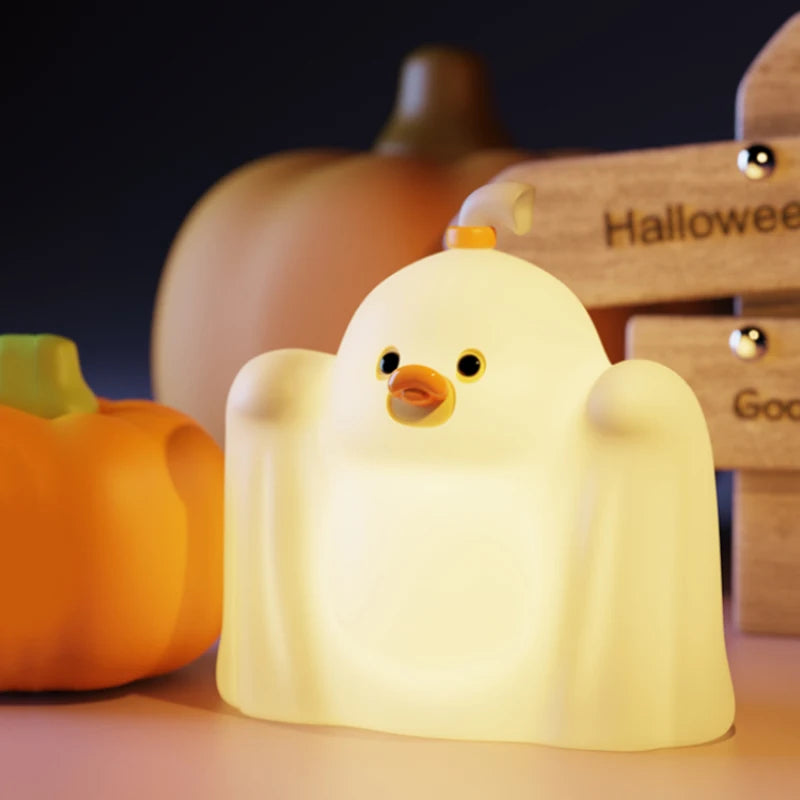 Veilleuse Poussin fantôme dans une décoration d'automne