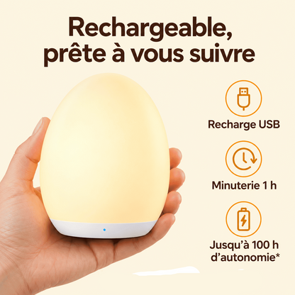 Veilleuse rechargeable tenue dans une main, avec minuterie d’une heure et autonomie annoncée jusqu’à 100 heures selon l’utilisation.