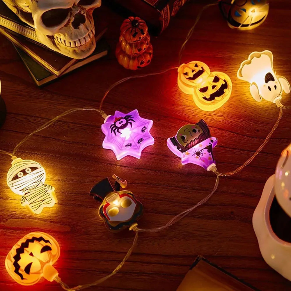guirlande monstres d'halloween sur une table