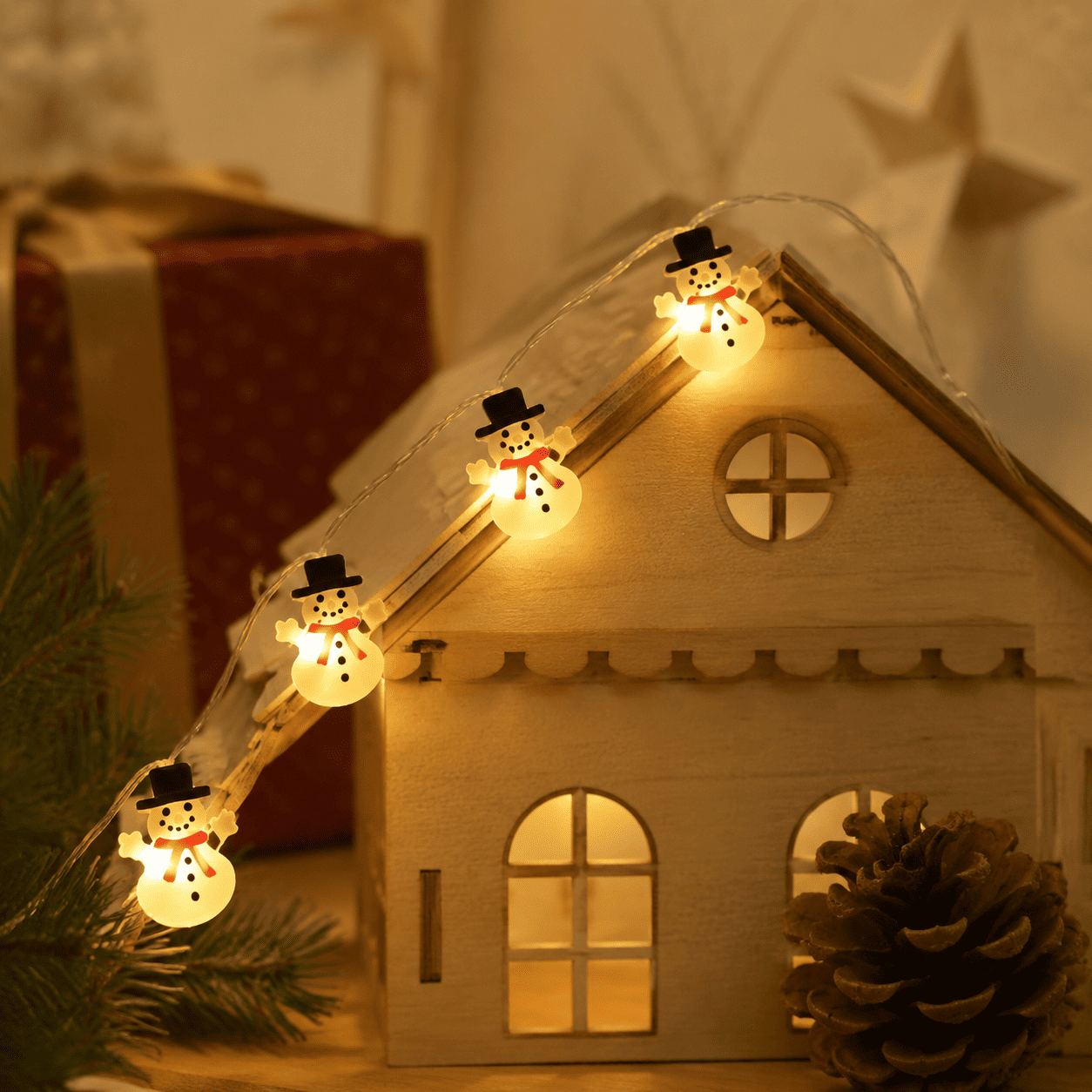 Guirlande de Noël lumineuse bonhommes de neige autour d'une maison en bois décoration de Noël 
