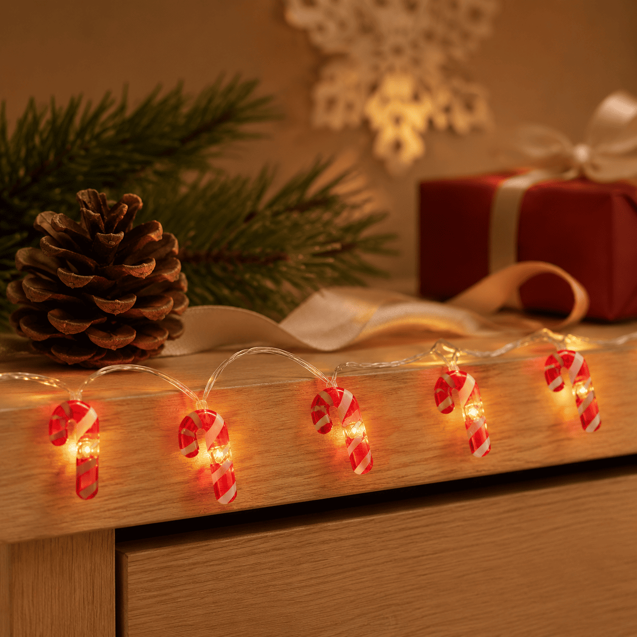 Guirlande de Noël lumineuse sucres d'orge rouge et blanc accroché à un meuble de décoration