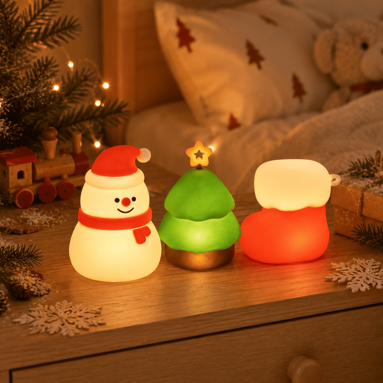 Trois mini veilleuses de Noël allumées dans une chambre d’enfant décorée pour Noël