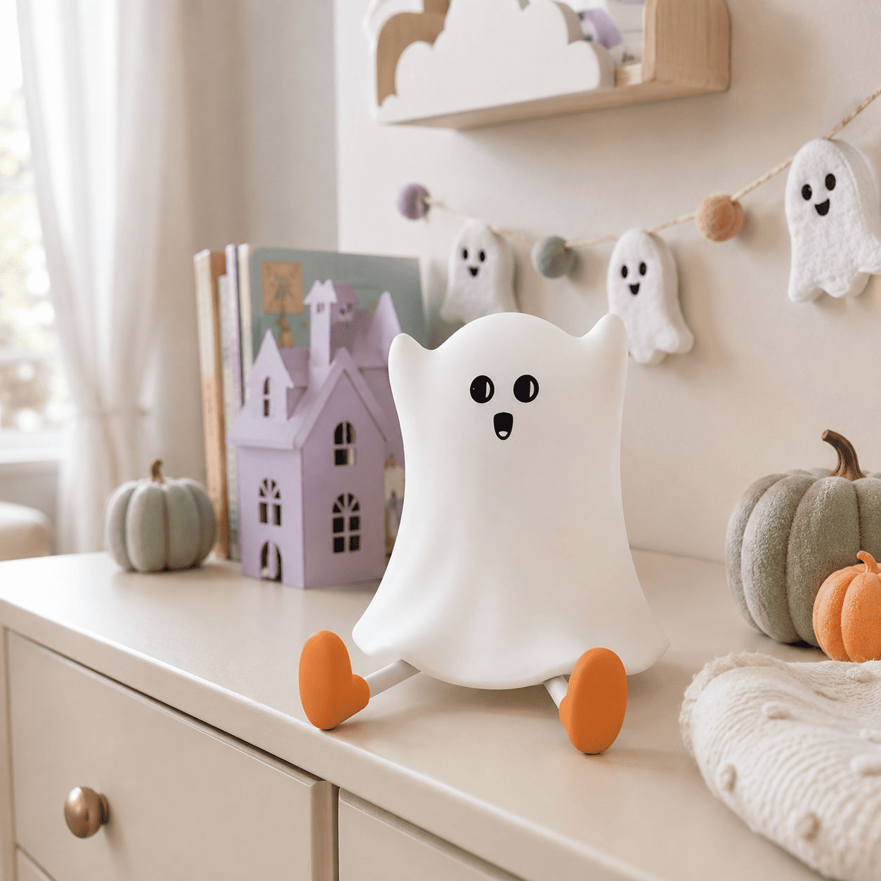 Petite veilleuse fantôme éteinte dans un décor d’Halloween mignon