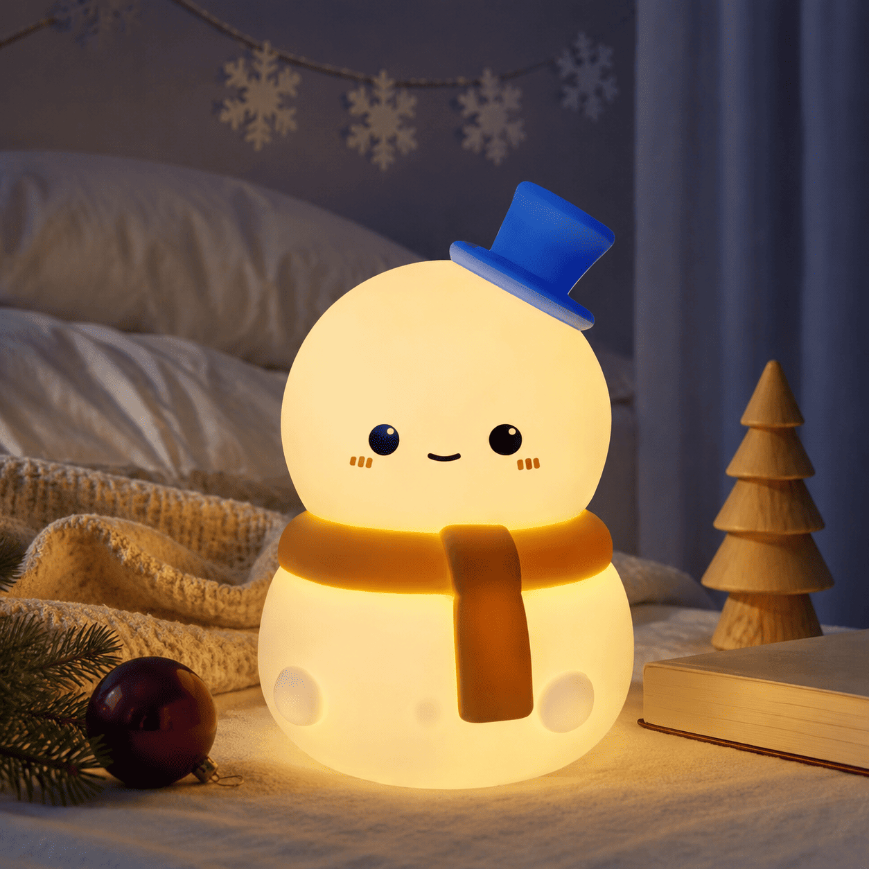 Veilleuse bonhomme de neige sur une table de chevet décorée pour Noël