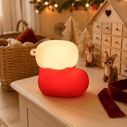Mini veilleuse chaussette allumée dans une chambre d’enfant de Noël