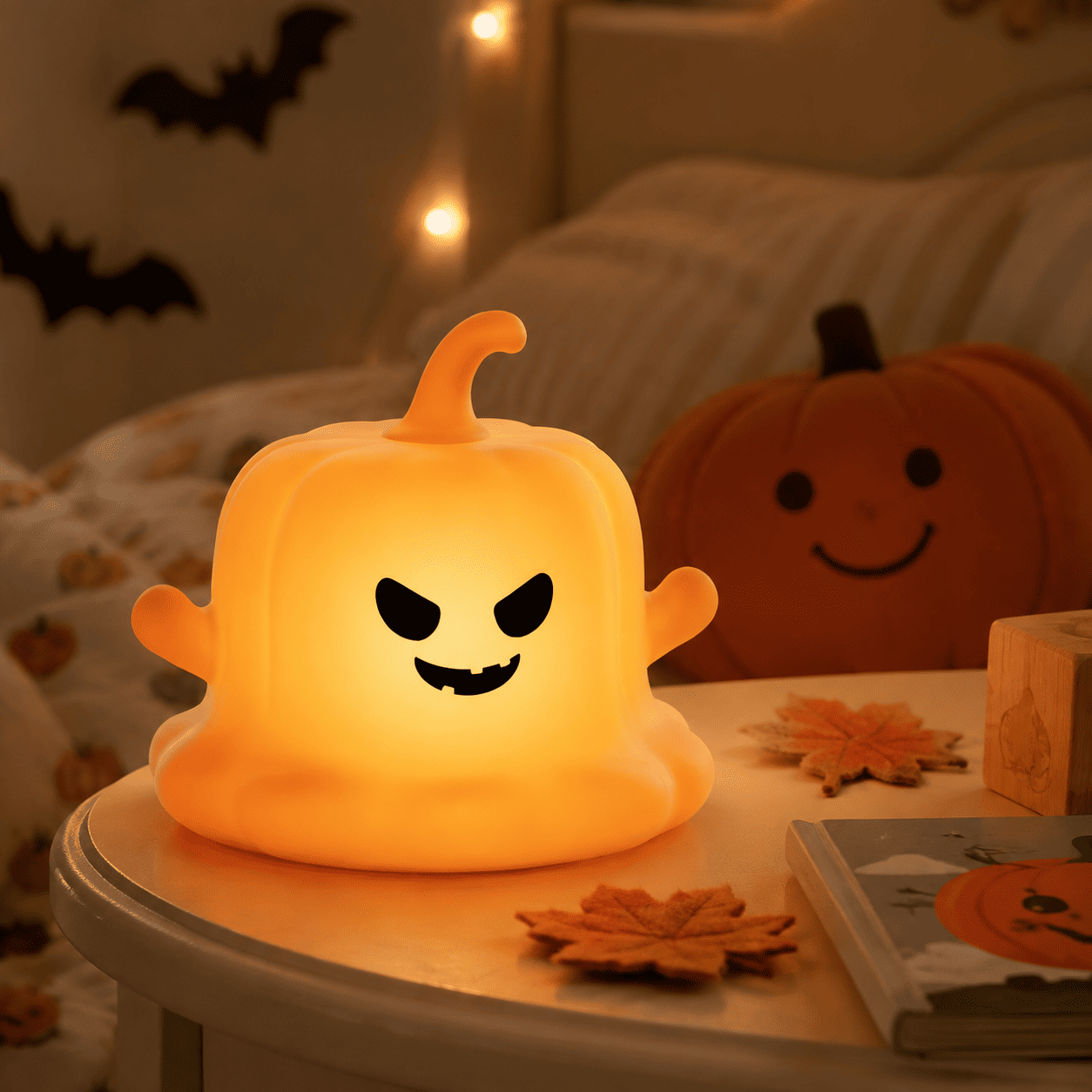 Veilleuse citrouille fantôme allumée dans une chambre d’enfant Halloween