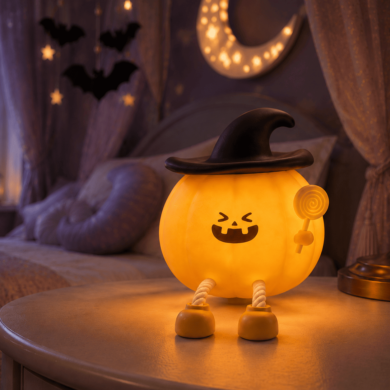 Petite veilleuse citrouille sorcière dans une chambre d’enfant mauve