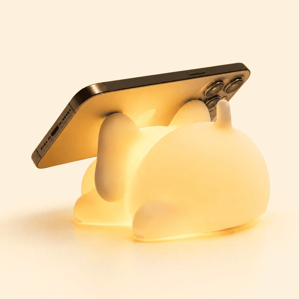 Veilleuse éléphant LED qui tient un téléphone pour regarder des vidéos - mylumiz.com
