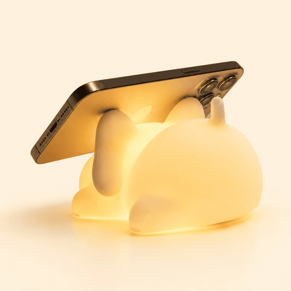Veilleuse éléphant LED qui tient un téléphone pour regarder des vidéos
