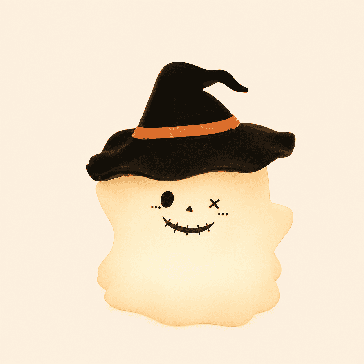 Veilleuse fantôme avec un chapeau noir de sorcière sur fond beige 