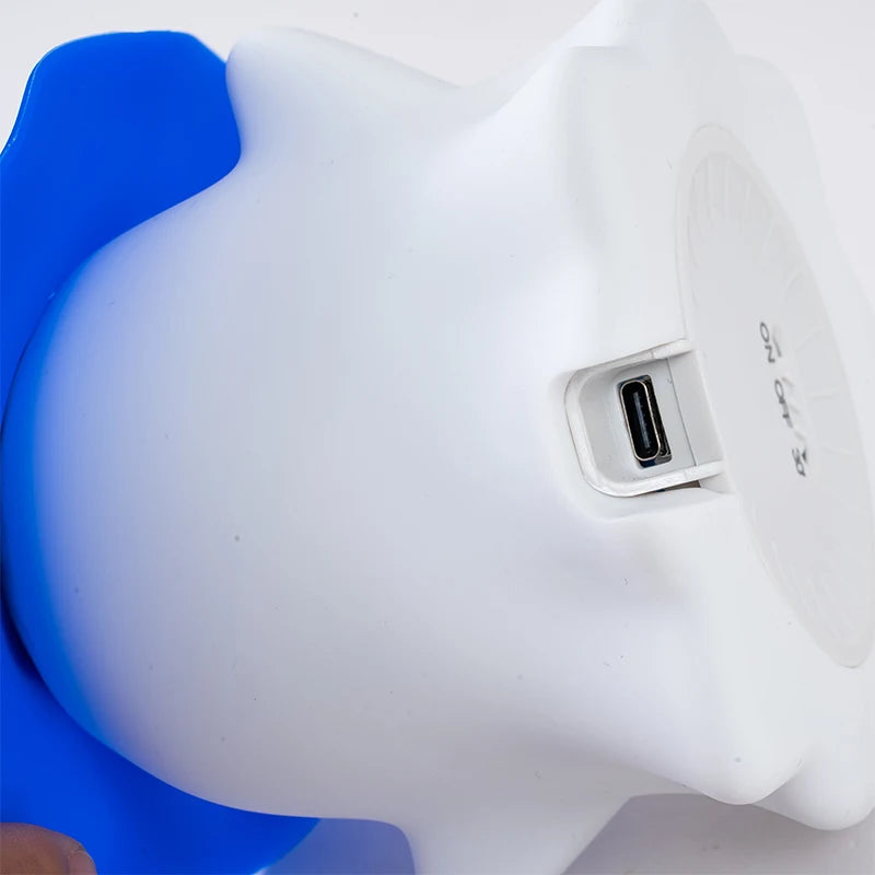 Branchement du câble USB-C sur la veilleuse fantôme sorcière bleue