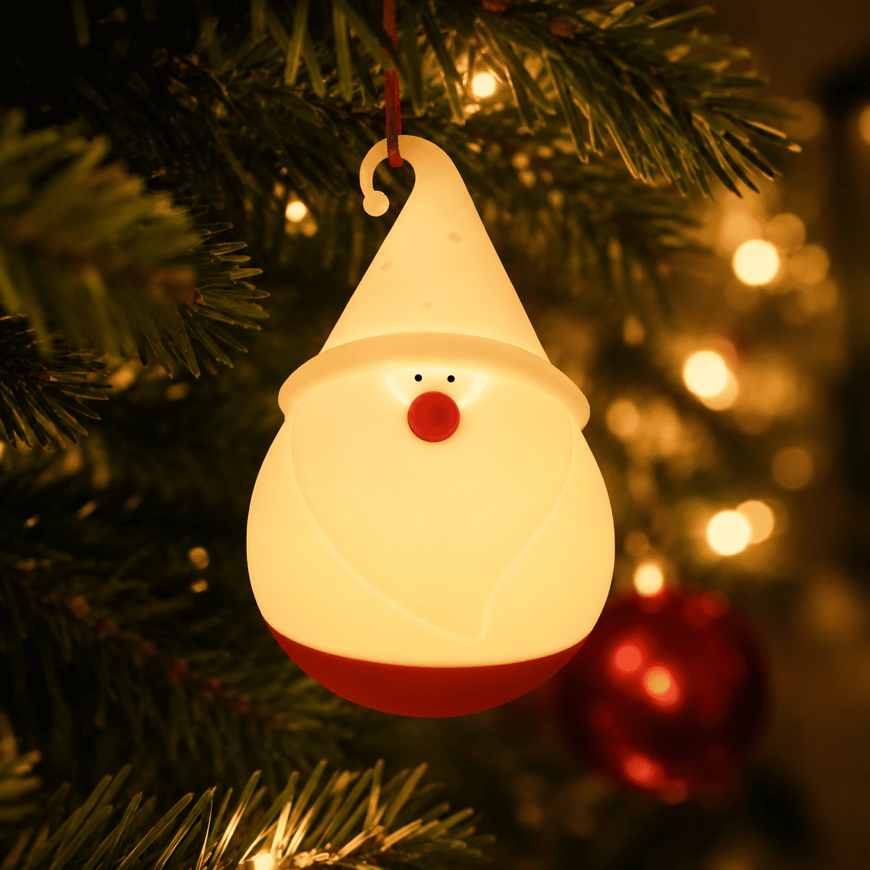 Veilleuse lutin de noël accrochée au sapin