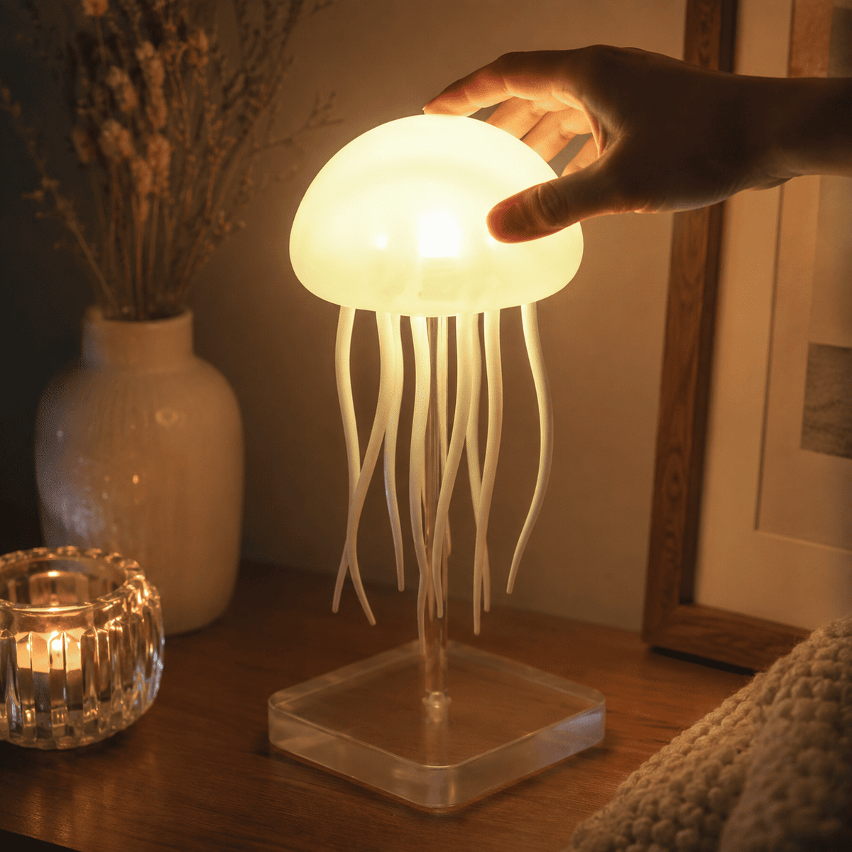 Veilleuse méduse allumée avec lumière chaude, prise en main 
