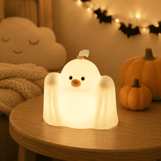 Veilleuse Poussin Fantôme allumée dans une chambre d’enfant décorée pour Halloween