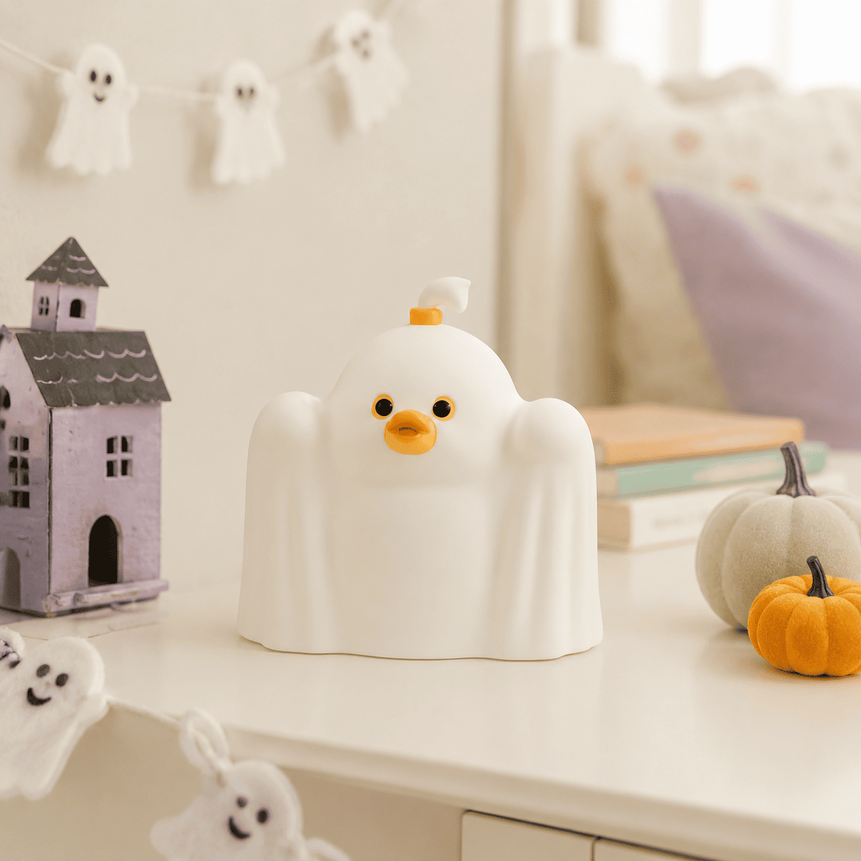 Veilleuse Poussin Fantôme éteinte dans un décor d’Halloween mignon