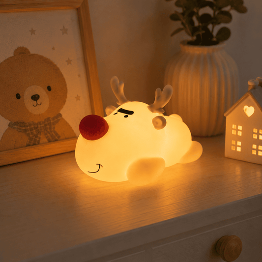Veilleuse Renne de Noël sur un meuble d'une chambre d'enfant