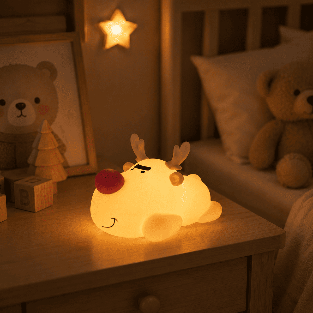 Veilleuse Renne de Noël dans une chambre d'enfant sur une table de chevet 
