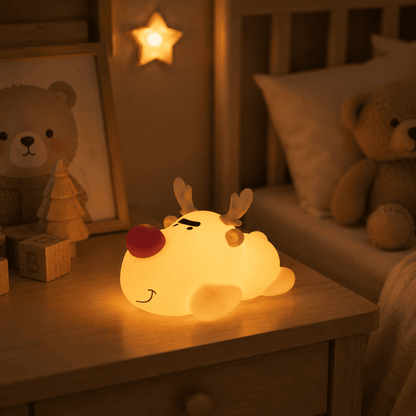 Veilleuse Renne de Noël dans une chambre d'enfant sur une table de chevet 